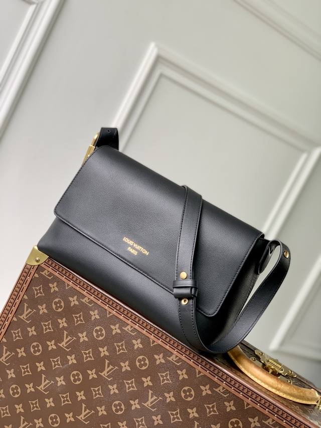 Top-Tier Original M13148 Black This Low Key Messenger Bag Is The First Flap-Styl Top-Tier Original M13148 Black This Low Key Messenger Bag Is The First Flap-Styl