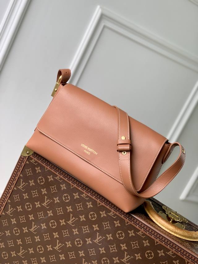 Top-Grade Genuine Leather M13151 Brown This Low Key Messenger Bag Is The First F Top-Grade Genuine Leather M13151 Brown This Low Key Messenger Bag Is The First F