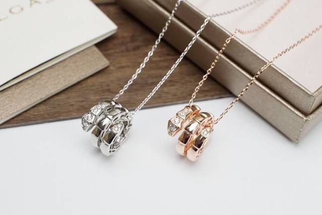 Bvlgari New Double-Circle Snake-Shaped Necklace: A Modern Interpretation Of Clas