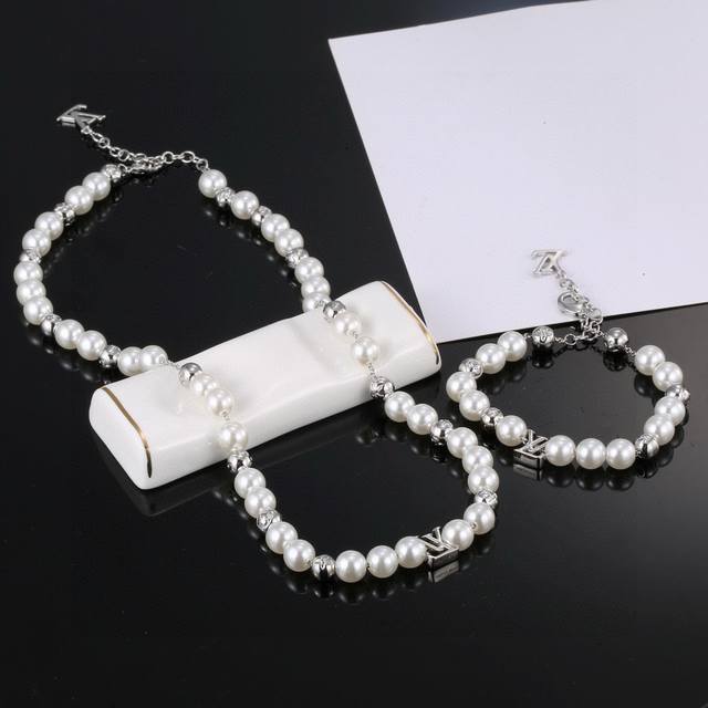 Lv Louis Vuitton Classic Authentic-Grade Pearl Necklace And Bracelet, Also Perfe Lv Louis Vuitton Classic Authentic-Grade Pearl Necklace And Bracelet, Also Perfe