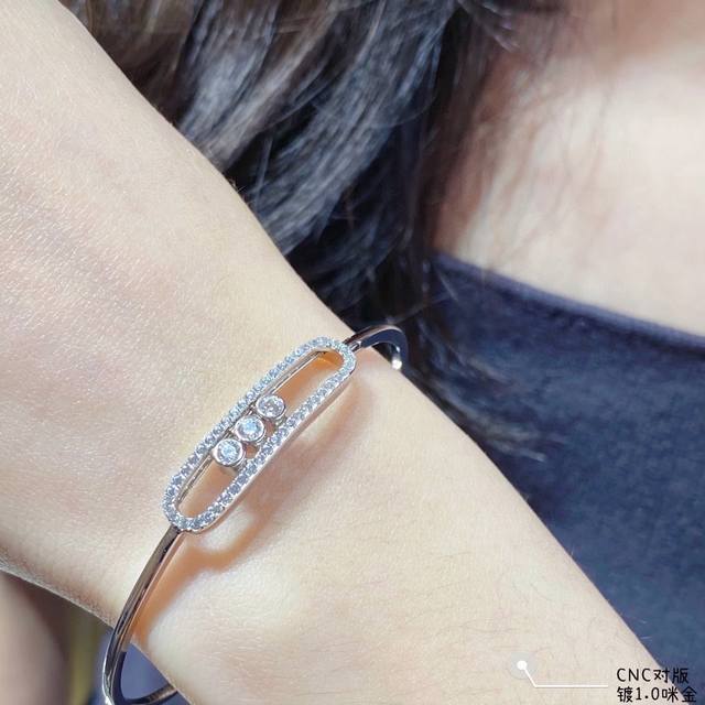 V Gold-Plated Mica Gold Messi Three-Diamond Flexible Bracelet, The Classic Move