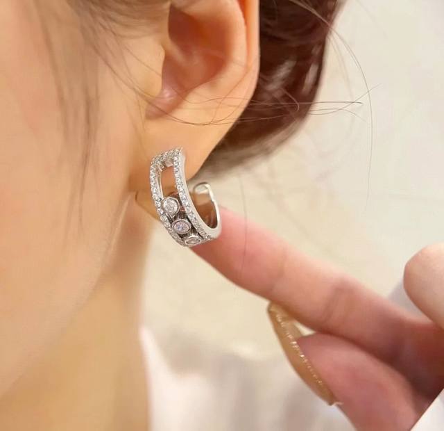 V Gold Material, Messi Full-Diamond Earrings. The Classic Move Series, With Thre