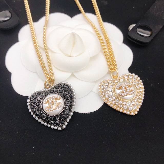 Item Number Xxl0164 White Item Number Xxl0163 Black 22B Full Diamond Heart Neckl