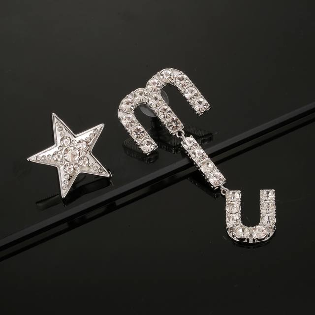 Miu Miu Miu Miu New Arrival Swarovski Crystal Full Diamond Asymmetrical Ear Stud