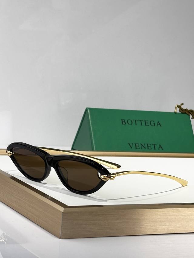 Bottega Venet* Model: Bv1390S Size: 56 X 14-145 Bottega Venet* Model: Bv1390S Size: 56 X 14-145