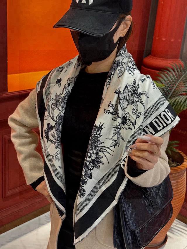 Double-Sided Same Color Original Dior Mexico Ruyi Print Handkerchief. The Handke Double-Sided Same Color Original Dior Mexico Ruyi Print Handkerchief. The Handke