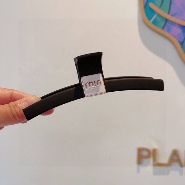 With Packaging Miumiu New Handmade Viral Hair Clip, High-End Letter Design, Simp