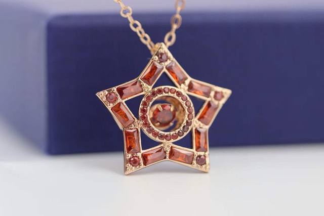 Swarovski Swarovski Diamond Star Red Beating Heart Clavicle Necklace The Star Is Swarovski Swarovski Diamond Star Red Beating Heart Clavicle Necklace The Star Is