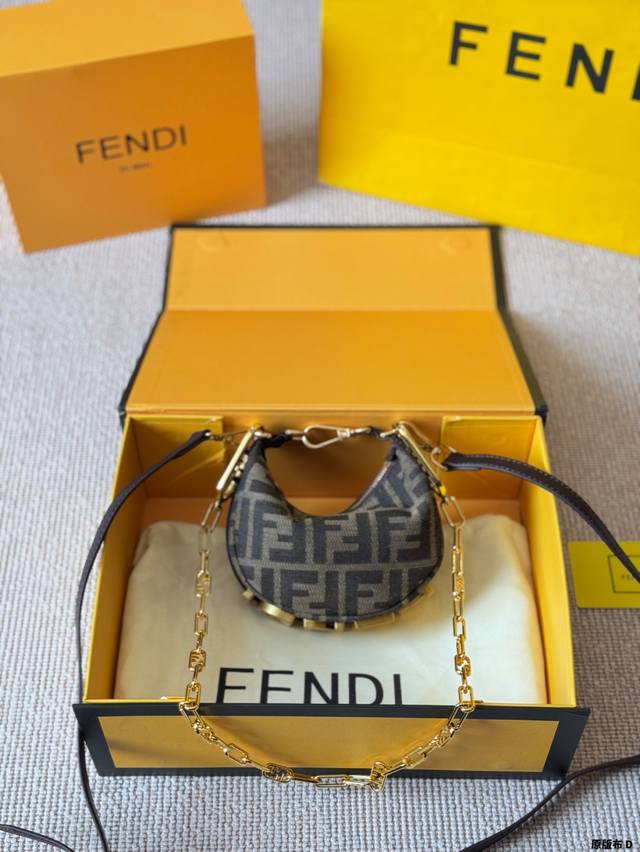 Cowhide Version Fendi's New Denim Crescent Bag Is So Retro The Recently Popular Cowhide Version Fendi's New Denim Crescent Bag Is So Retro The Recently Popular