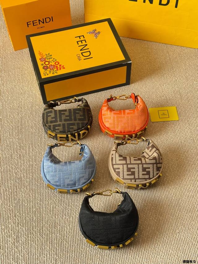 Original Cloth Fendi's New Denim Crescent Bag Is So Retro Recently, The Hot Medi Original Cloth Fendi's New Denim Crescent Bag Is So Retro Recently, The Hot Medi