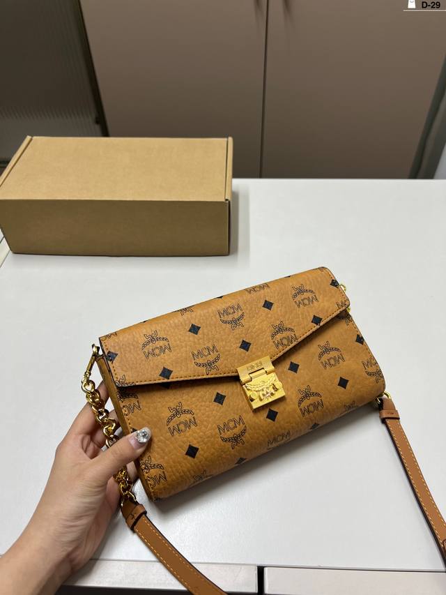 Chain Clause Mcm Letter Lock Buckle Bag, The Chain Can Be Disassembled And Can B Chain Clause Mcm Letter Lock Buckle Bag, The Chain Can Be Disassembled And Can B