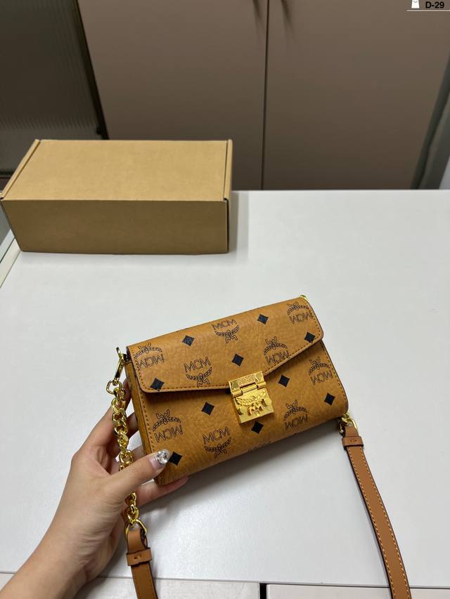 Chain Clause Mcm Letter Lock Buckle Bag, The Chain Can Be Disassembled And Can B Chain Clause Mcm Letter Lock Buckle Bag, The Chain Can Be Disassembled And Can B