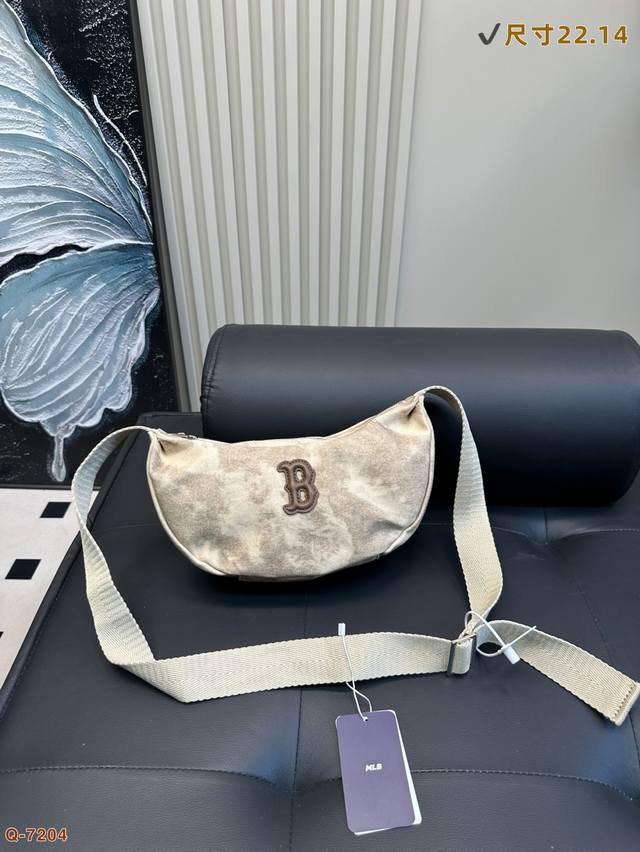 Mlb The New Crescent Bag Has An Eye-Catching Effect And A Sense Of Luxury. Exqui Mlb The New Crescent Bag Has An Eye-Catching Effect And A Sense Of Luxury. Exqui