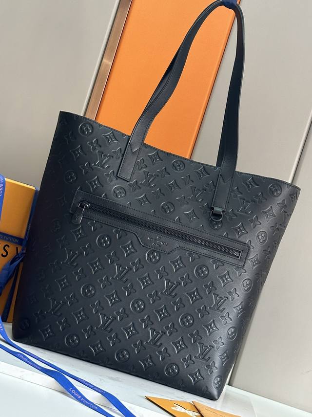 This Excursion Handbag Features A Lightweight Design With Ample Space To Accommo This Excursion Handbag Features A Lightweight Design With Ample Space To Accommo
