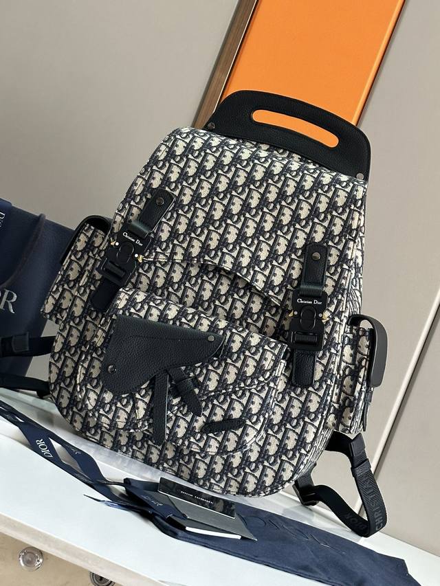 Top-Grade Authentic Single Piece This Large Gallop Backpack Features A Fashionab Top-Grade Authentic Single Piece This Large Gallop Backpack Features A Fashionab