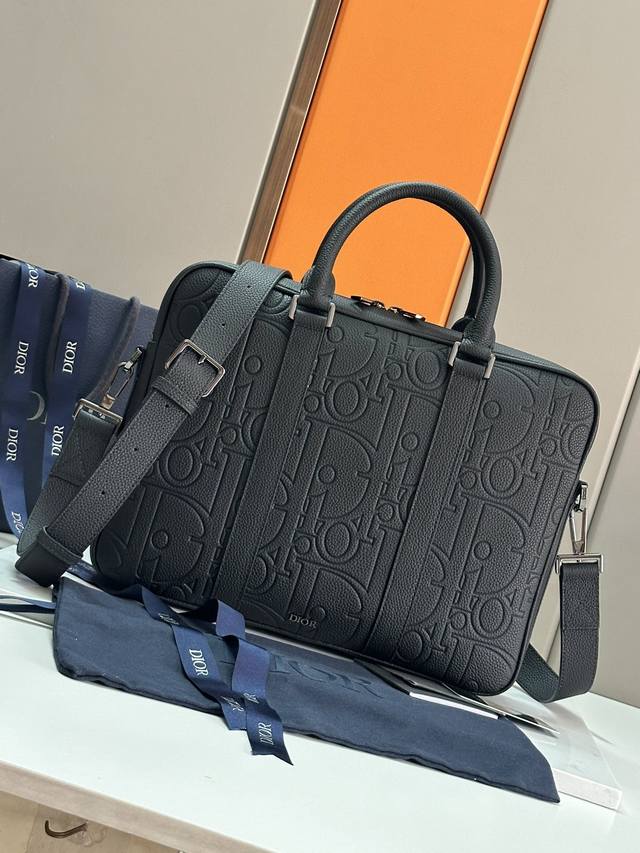 This Briefcase Is A New Addition To The 2024 Fall Men's Collection, Blending Cla This Briefcase Is A New Addition To The 2024 Fall Men's Collection, Blending Cla