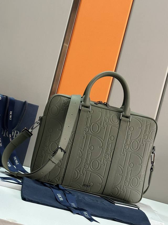 This Briefcase Is A New Addition To The 2024 Fall Men's Collection, Blending Cla This Briefcase Is A New Addition To The 2024 Fall Men's Collection, Blending Cla