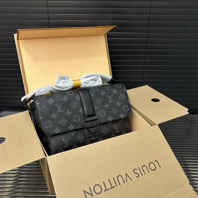 louisvuitton Louis Vuitton 's Cape Flap Messenger Bag Shoulder Bag Unisex Cro