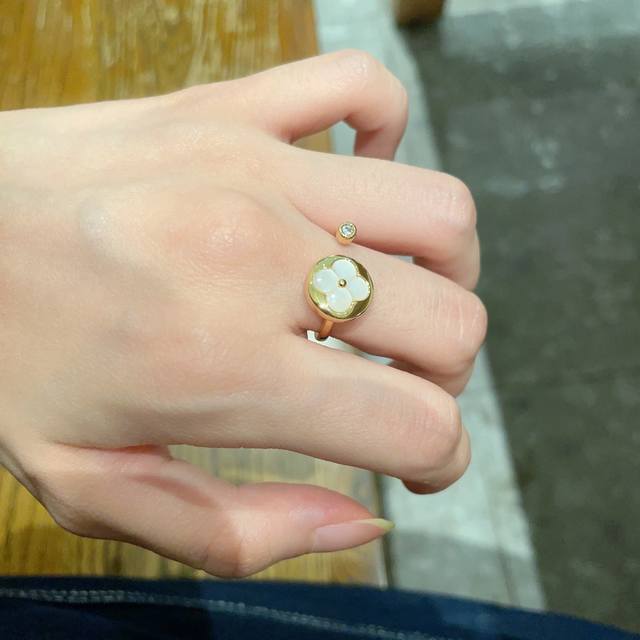 New Luxury Lv Louis Vuitton Ring Super Beautiful Imported White Shell Old Flower New Luxury Lv Louis Vuitton Ring Super Beautiful Imported White Shell Old Flower