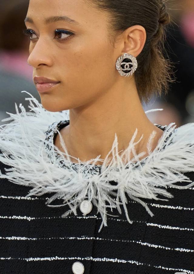 chanel Chanel Official Website 25S New Spring And Summer Earrings Upper Body chanel Chanel Official Website 25S New Spring And Summer Earrings Upper Body