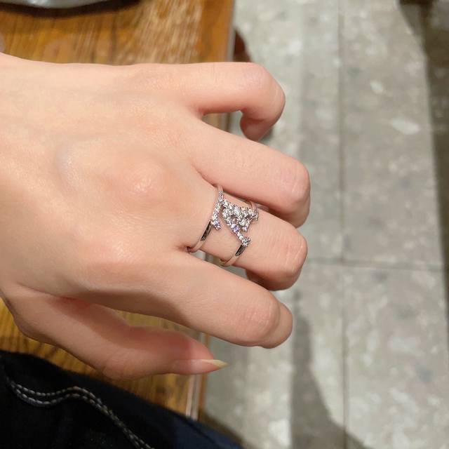 New Lv Louis Vuitton Hollow Logo Series Ring Is A Must-Have For Summer. You Can' New Lv Louis Vuitton Hollow Logo Series Ring Is A Must-Have For Summer. You Can'