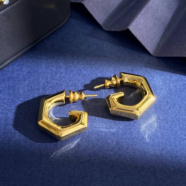 gq94 Gucci Simple Design European And American Fashion Glossy G Letter Earrin gq94 Gucci Simple Design European And American Fashion Glossy G Letter Earrin