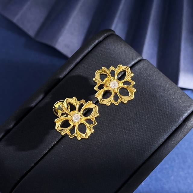 gq94 Gucci Fashionable And Versatile Hollow Geometric Diamond Flower Inlaid S gq94 Gucci Fashionable And Versatile Hollow Geometric Diamond Flower Inlaid S