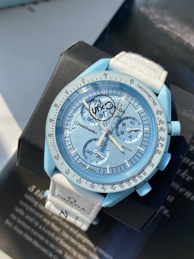 离年轻最近的一次 就是拥有这款联名登月表 Omega X Swatch 到底是个怎样的联名表钟表界两个顶级大牌 Omega 和Swatch 首次联名 出了一款表