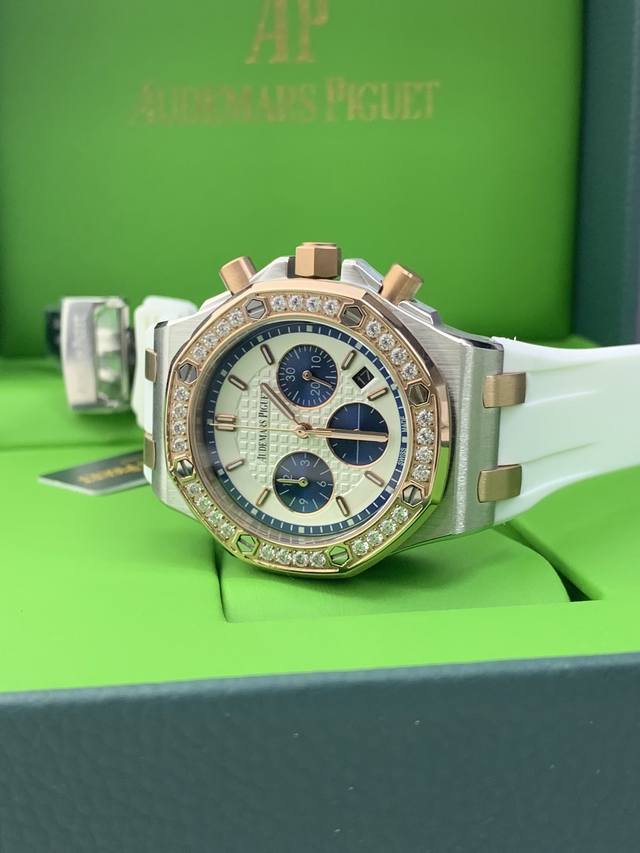 网红爆款Ap爱彼皇家橡树系列 美女几乎人手一枚 精钢表壳镶钻八角钻石壳边设计 进口日本多动能石英机芯 稳定带计时功能 蓝宝石水晶镜面刮不花玻璃 采用食品级别安全