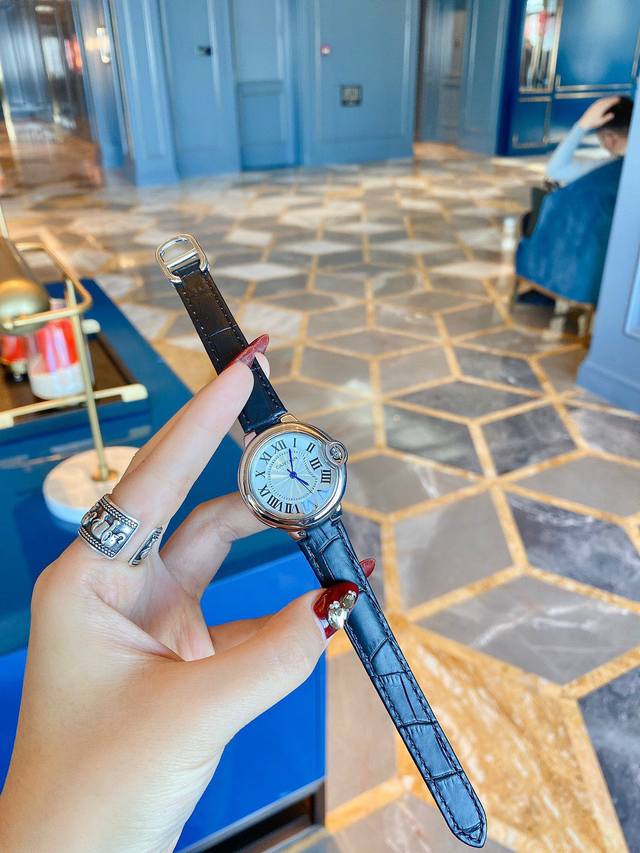 卡地亚33Mm 蓝气球 瑞士石英机芯 台湾工厂p再次推新 不断的升级修改 更一步的百分之九十九接近 新添加红色枚金盘颜色 女神们可以多一个选择 搭配鳄鱼皮表带