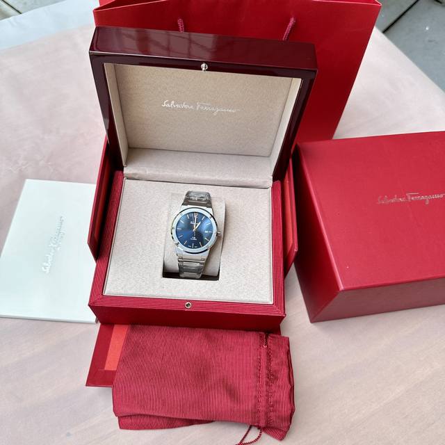 菲拉格慕F80 石英男表 瑞士机芯 表径41Mm 防炫目蓝宝石镜面 反光见蓝色 316L不锈钢拉丝表壳 表带 防水50M 现货好