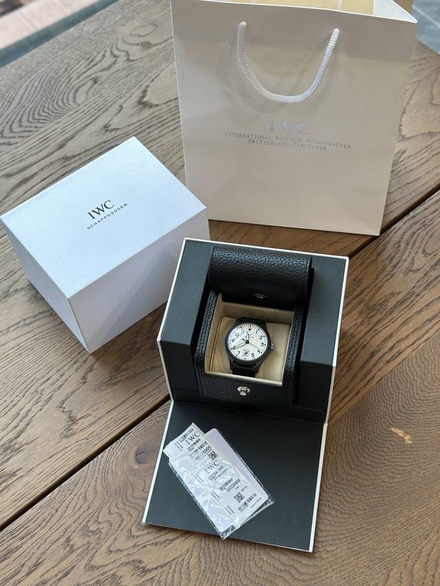 黑桃A特别款 表要有趣才好玩 这款黑桃A的特别款其实不管男生女生都很适合 特别的百搭 因为是整体的感觉搭配都会偏向运动风一些 此款腕表采用坚固耐刮的黑色氧化锆陶