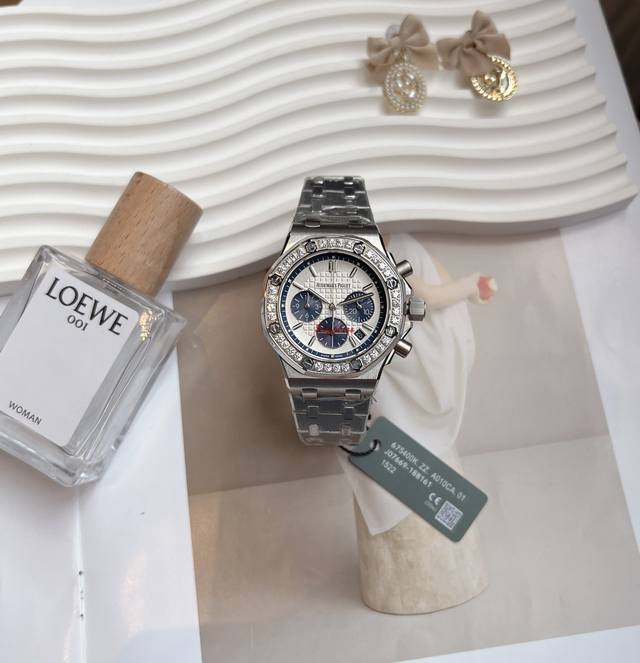 宝藏Ap皇家橡树Royl Oak ryol Oak 是Audemars piguet的经典 以其标志性八角形表壳设计闻名 在手表界占据着举足轻重的地位 这款表壳 宝藏Ap皇家橡树Royl Oak ryol Oak 是Audemars piguet的经典 以其标志性八角形表壳设计闻名 在手表界占据着举足轻重的地位 这款表壳