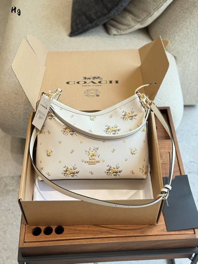 Miumiu25's latest catwalk model , classic upgrade, comfort and fashion coexisten