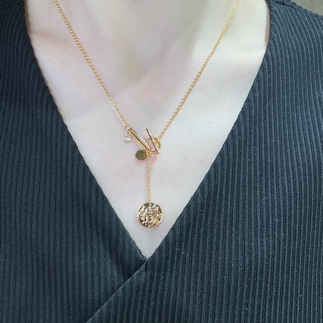 D*Or New Paris Tower earrings light gold texture very good Zp consistent materia D*Or New Paris Tower earrings light gold texture very good Zp consistent materia