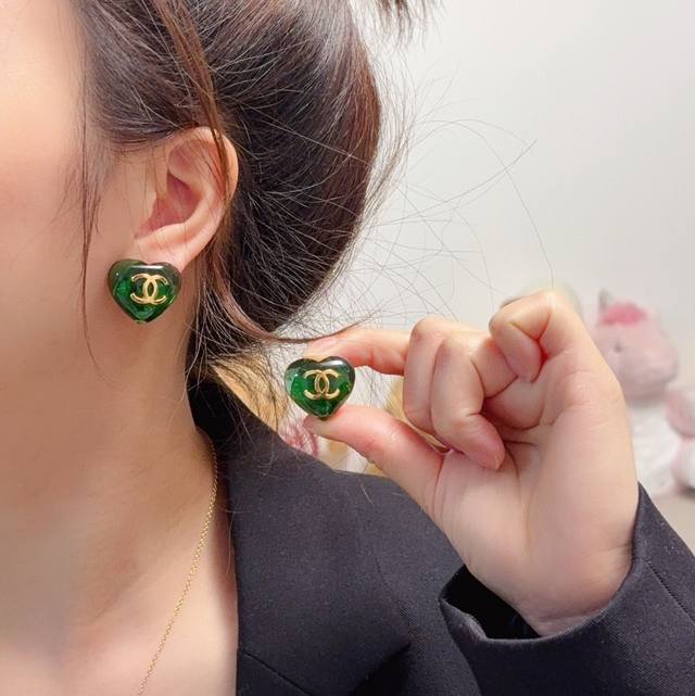 Chanel's new full diamond petal oil drop double C brooch, every detail is very f