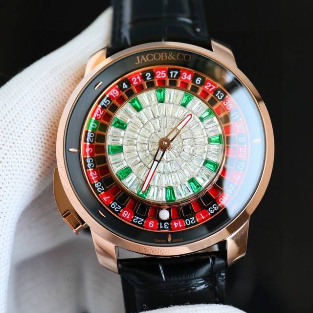 杰克宝 赌盘腕表 Casino Tourbillon不仅仅是一款惊叹的艺术品还是一个真正的轮盘游戏,一个完全随机的机会游戏。 推杆推动轮盘头,配有37个口袋,1 杰克宝 赌盘腕表 Casino Tourbillon不仅仅是一款惊叹的艺术品还是一个真正的轮盘游戏,一个完全随机的机会游戏。 推杆推动轮盘头,配有37个口袋,1