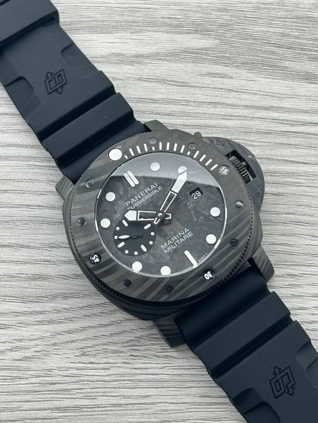 沛纳海--Panerai Pam02231 类型:男士顶级腕表 机芯:全自动机械机芯 表壳:316L精钢表壳 镜面:矿物强化玻璃 皮带:天然橡胶 尺寸:直径42 沛纳海--Panerai Pam02231 类型:男士顶级腕表 机芯:全自动机械机芯 表壳:316L精钢表壳 镜面:矿物强化玻璃 皮带:天然橡胶 尺寸:直径42