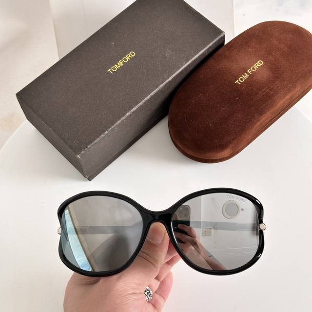 Tomford Mod: Melody Ft1090 Size:59-18-120 Tf's unique 8-shaped frame hollow desi Tomford Mod: Melody Ft1090 Size:59-18-120 Tf's unique 8-shaped frame hollow desi