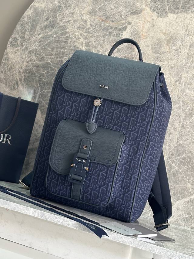 New to the Fall 2024 men's collection, this Saddle backpack features a stylish a New to the Fall 2024 men's collection, this Saddle backpack features a stylish a