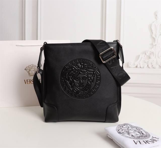 Versace. Model: 020-2. Specifications: 25X27X5.5cm. Same style as the Versace of