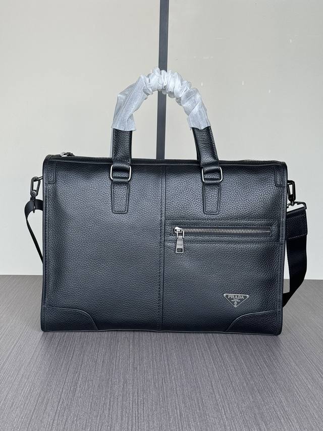 The latest hot Prada handbags from the top counters are shipped in large quantit