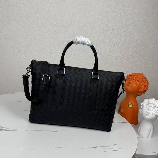 Bv new men's briefcases of different sizes and styles are suitable for any man.