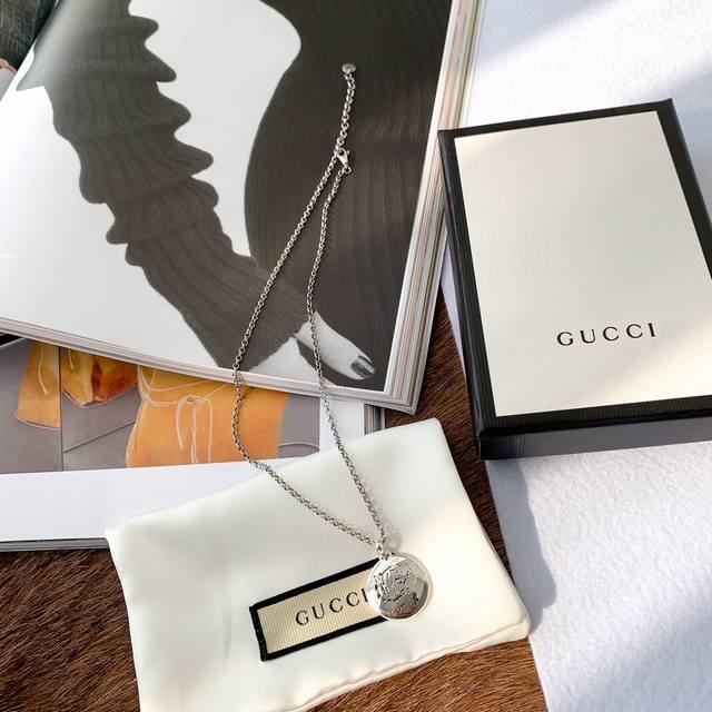 Tiger Gucci necklace is really beautiful and can be worn by both men and women.