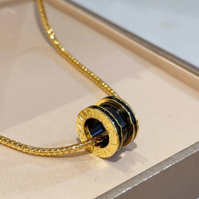 Bulgari necklace made of V gold. The Divas' Dream series of Bulgari is in perfec