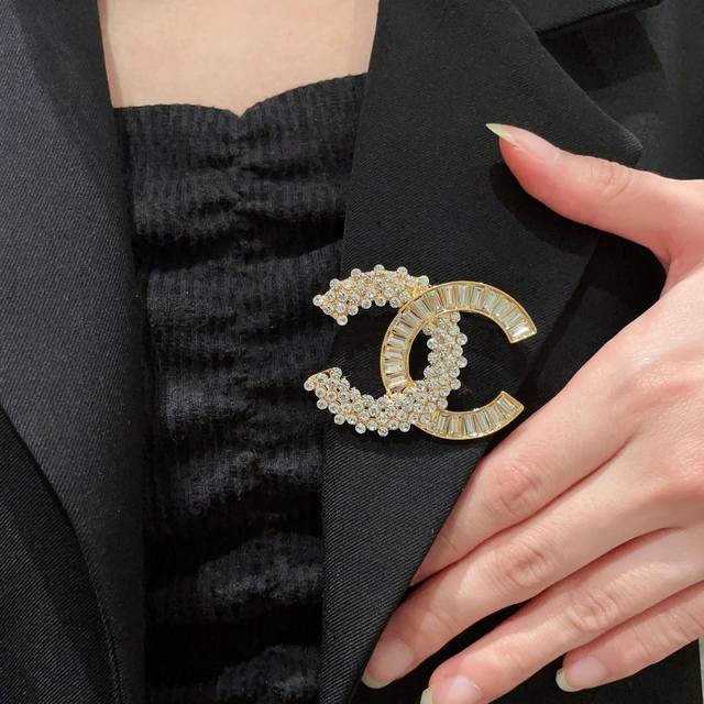 Chanel counters launch new Chanel brooches, which are the most understanding acc