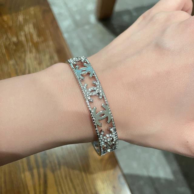 Xiaohongshu recommends the new C letter hollow bracelet from Xiaochan. Chanel hi