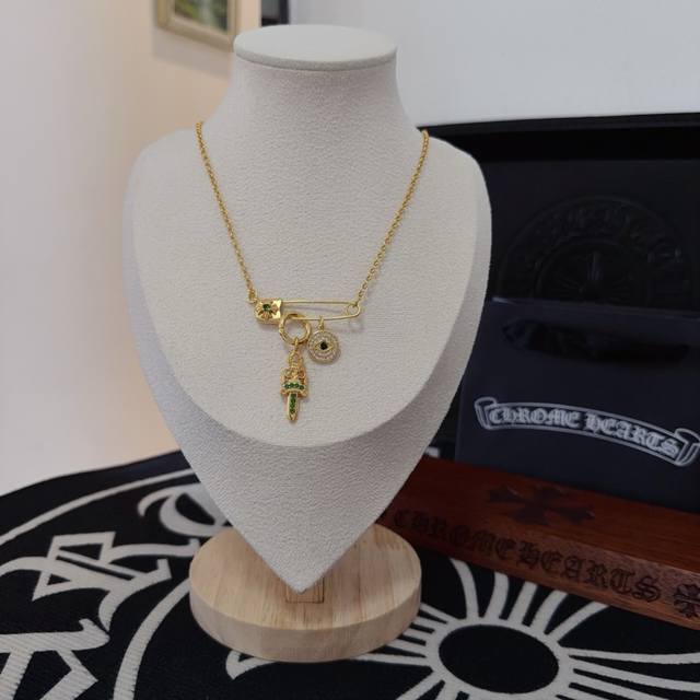 New counter quality Chrome Hearts Chrome Hearts green diamond brooch necklace wi
