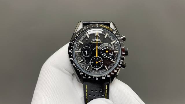 欧米茄 超霸月之暗面“阿波罗8号”的盘面、进行了模仿月球表面的雕刻,在装饰细节上,这次欧米茄在月之暗面使用了黄色点缀手表的计时指针,超强夜光,手动机械,直径44 欧米茄 超霸月之暗面“阿波罗8号”的盘面、进行了模仿月球表面的雕刻,在装饰细节上,这次欧米茄在月之暗面使用了黄色点缀手表的计时指针,超强夜光,手动机械,直径44