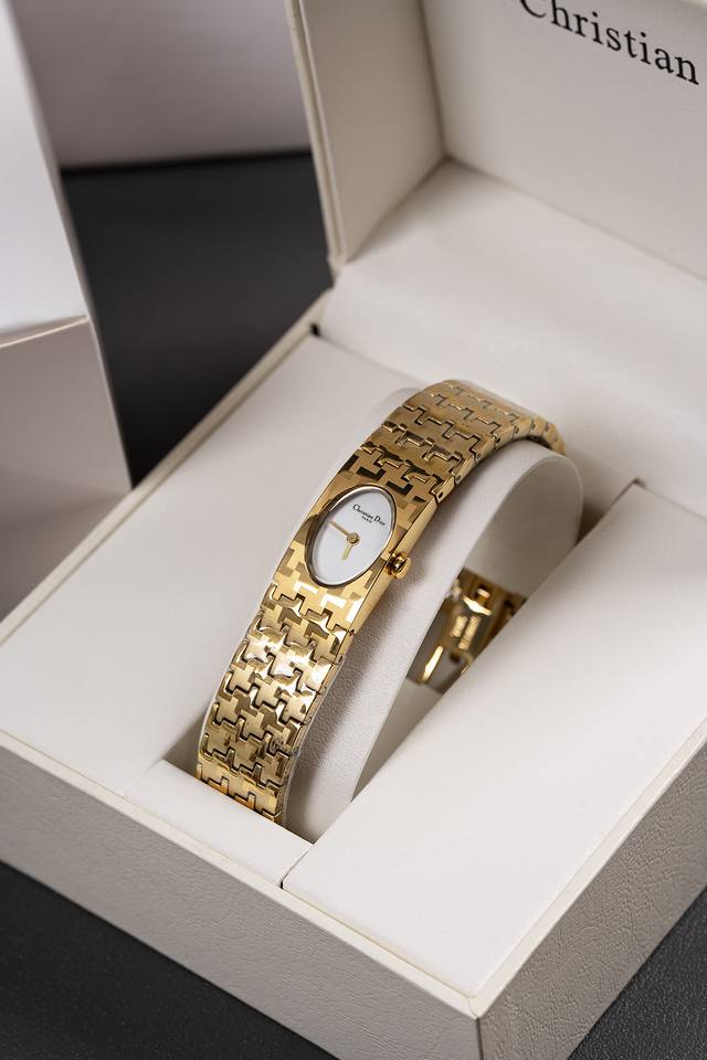 Diro vintage watch. A vintage watch with a high-end feel that surprises me with